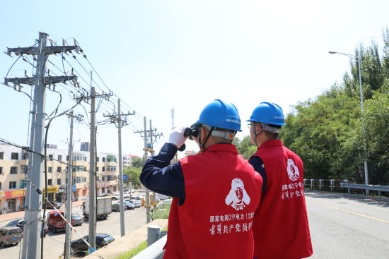 在强降雨来临前,国网沈阳供电公司雷锋共产党员服务队针对地势低洼的易积水区域线路设备开展防汛特巡。 在强降雨来临前,国网沈阳供电公司雷锋共产党员服务队针对地势低洼的易积水区域线路设备开展防汛特巡。