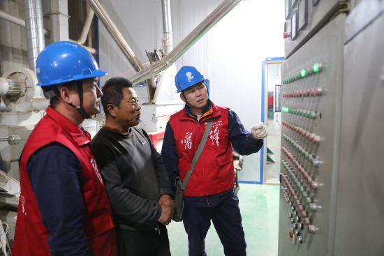 国网沈阳供电公司工作人员在地瓜种植园车间操作区检查用电设备运行情况 国网沈阳供电公司工作人员在地瓜种植园车间操作区检查用电设备运行情况