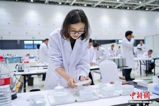 近日,在2025年全国行业职业技能竞赛——“交通银行杯”第九届全国残疾人岗位精英职业技能竞赛中,获得评茶第三名的选手王晓瑜参赛现场。(辽宁省残联 供图)  近日,在2025年全国行业职业技能竞赛——“交通银行杯”第九届全国残疾人岗位精英职业技能竞赛中,获得评茶第三名的选手王晓瑜参赛现场。(辽宁省残联 供图)