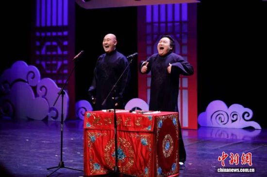 2025年10月24日至25日,“沈阳相声大会”特别策划《相声遇见脱口秀》在盛京大剧院上演。图为演出现场。于震 摄  2025年10月24日至25日,“沈阳相声大会”特别策划《相声遇见脱口秀》在盛京大剧院上演。图为演出现场。于震 摄
