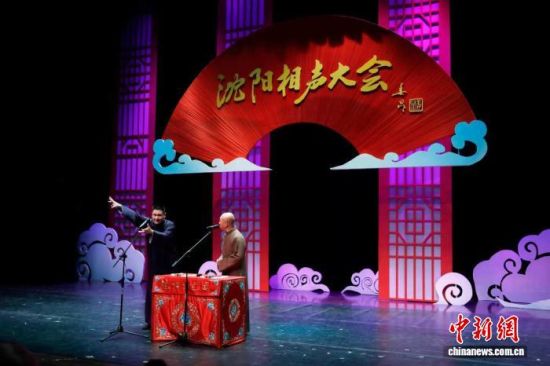 2025年10月24日至25日,“沈阳相声大会”特别策划《相声遇见脱口秀》在盛京大剧院上演。于震 摄   2025年10月24日至25日,“沈阳相声大会”特别策划《相声遇见脱口秀》在盛京大剧院上演。于震 摄