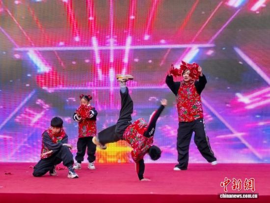 10月26日,“沈彩飞阳”沈阳现代都市圈秧歌展演在沈阳举行,展演汇聚了沈阳都市圈多个城市及长春、哈尔滨的优秀秧歌队伍。(沈阳市文化旅游和广播电视局 供图)  10月26日,“沈彩飞阳”沈阳现代都市圈秧歌展演在沈阳举行,展演汇聚了沈阳都市圈多个城市及长春、哈尔滨的优秀秧歌队伍。(沈阳市文化旅游和广播电视局 供图)