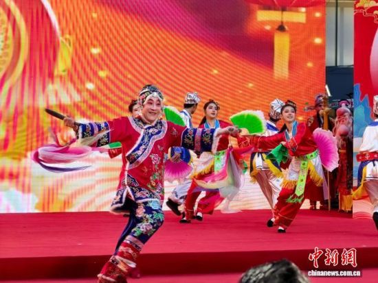 10月26日,“沈彩飞阳”沈阳现代都市圈秧歌展演在沈阳举行,展演汇聚了沈阳都市圈多个城市及长春、哈尔滨的优秀秧歌队伍。(沈阳市文化旅游和广播电视局 供图) 10月26日,“沈彩飞阳”沈阳现代都市圈秧歌展演在沈阳举行,展演汇聚了沈阳都市圈多个城市及长春、哈尔滨的优秀秧歌队伍。(沈阳市文化旅游和广播电视局 供图)