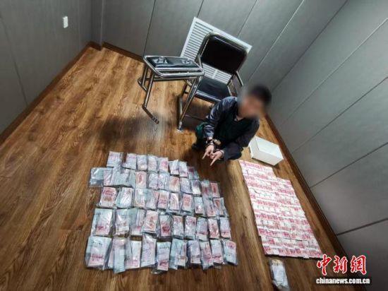 大连西岗公安摧毁涉电信网络诈骗犯罪团伙。大连警方供图 大连西岗公安摧毁涉电信网络诈骗犯罪团伙。大连警方供图