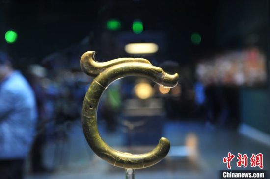 辽宁省博物馆展出的红山文化玉C形龙。(资料图) 中新社记者 于海洋 摄 辽宁省博物馆展出的红山文化玉C形龙。(资料图) 中新社记者 于海洋 摄