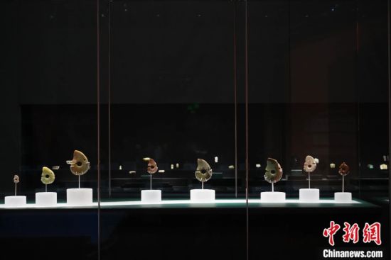 2025年6月20日,“龙腾中国:红山文化古国文明特展”在上海博物馆东馆开箱布展。图为“龙腾中国:红山文化古国文明特展”现场。 中新社记者 张亨伟 摄 2025年6月20日,“龙腾中国:红山文化古国文明特展”在上海博物馆东馆开箱布展。图为“龙腾中国:红山文化古国文明特展”现场。 中新社记者 张亨伟 摄