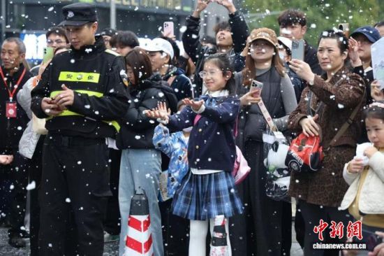 近日,“沈阳的雪”跨越千里惊喜“空降”蓉城街头,让当地市民与游客在温暖的南方街头“零距离”感受到了北国风情。(沈阳市文化旅游和广播电视局 供图) 近日,“沈阳的雪”跨越千里惊喜“空降”蓉城街头,让当地市民与游客在温暖的南方街头“零距离”感受到了北国风情。(沈阳市文化旅游和广播电视局 供图)