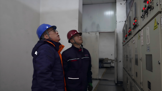 国网沈阳供电公司工作人员走访浑南热力,为供暖设备提供可靠的供电保障。孙宇辉 摄 国网沈阳供电公司工作人员走访浑南热力,为供暖设备提供可靠的供电保障。孙宇辉 摄