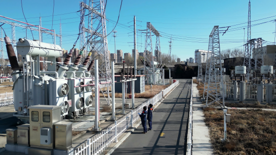 国网沈阳供电公司变电运检人员在变电站内巡视设备。肖义辛 摄 国网沈阳供电公司变电运检人员在变电站内巡视设备。肖义辛 摄