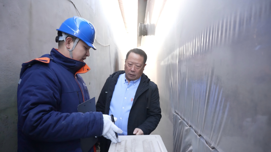 国网沈阳供电公司工作人员上门走访电采暖用户。孔玉环 摄 国网沈阳供电公司工作人员上门走访电采暖用户。孔玉环 摄