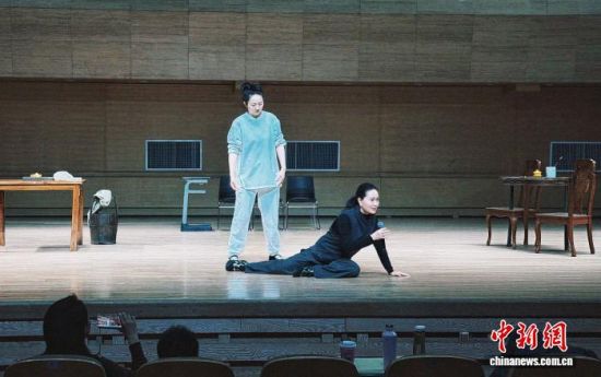 11月21日,雷佳(右)在排练现场指导演员。(受访者供图) 11月21日,雷佳(右)在排练现场指导演员。(受访者供图)