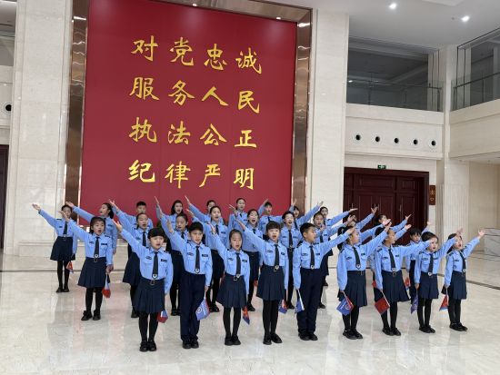 沈阳少年警校小警员走进警察博物馆 用歌声与故事致敬人民警察节