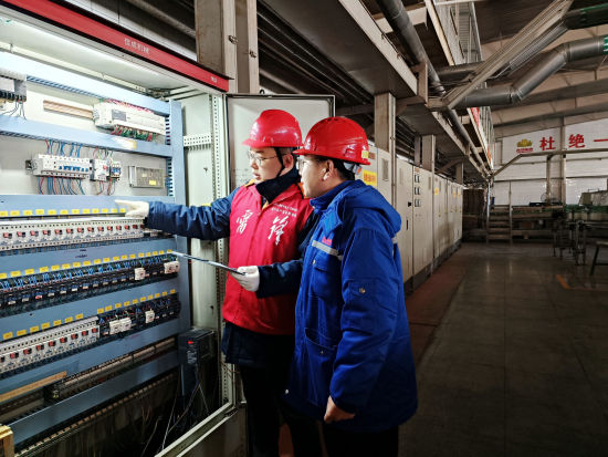 国网沈阳供电公司雷锋共产党员服务队走进克拉古斯食品有限公司,排查用电安全隐患,讲解冬季用电安全知识。吴迪 摄 国网沈阳供电公司雷锋共产党员服务队走进克拉古斯食品有限公司,排查用电安全隐患,讲解冬季用电安全知识。吴迪 摄