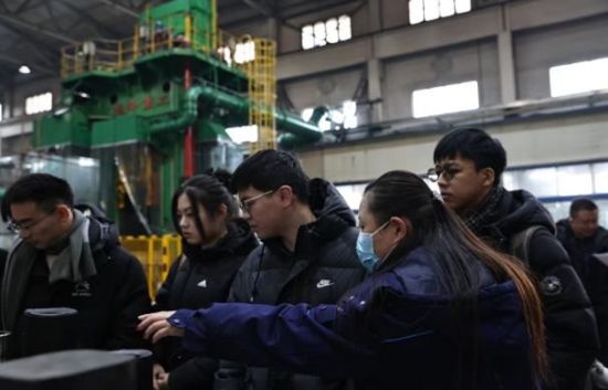 铸鼎承军魂 焕新启新程――大连理工大学“令鼎焕新”实践团走进辽沈集团探寻产业升级密码