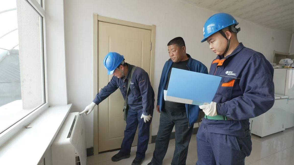 国网沈阳供电公司工作人员在沈北新区黄家街道大丁村村民家中检查电采暖设备运行情况。 国网沈阳供电公司工作人员在沈北新区黄家街道大丁村村民家中检查电采暖设备运行情况。