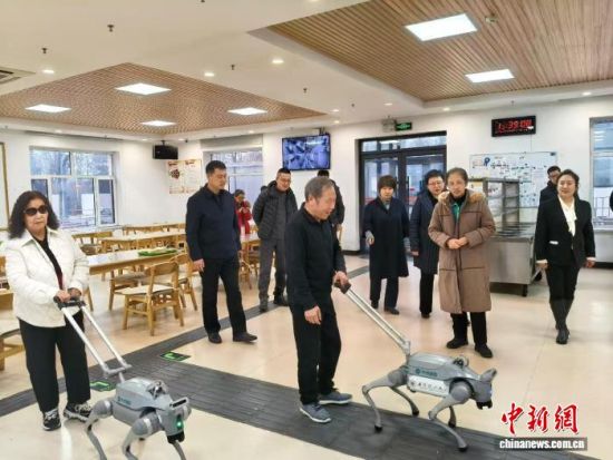 盲人体验机器导盲犬。(辽宁省残联 供图) 盲人体验机器导盲犬。(辽宁省残联 供图)