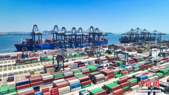 图为大连港集装箱码头。宫梁亮 摄 图为大连港集装箱码头。宫梁亮 摄