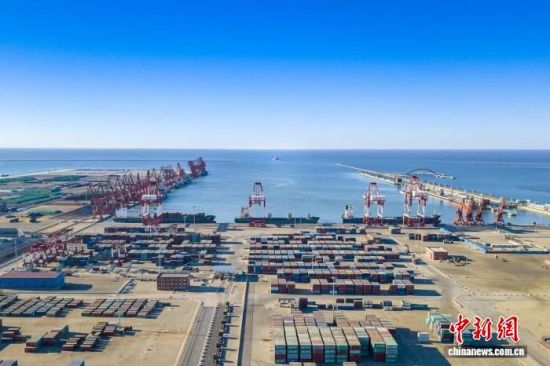 图为大连港码头。宫梁亮 摄 图为大连港码头。宫梁亮 摄