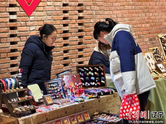 沈阳铁西“厂办大集”火热开市：老厂房里升腾新年味，木版年画解码中国美