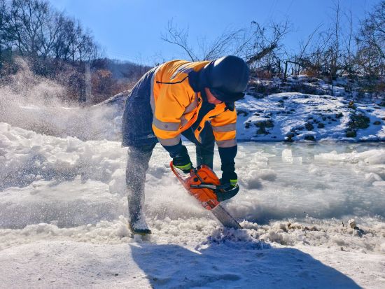 ��ҵ��Աʹ���;��п��ӵ��ڱ��棬��Ϊ������ˮ����ˮ�ۡ�