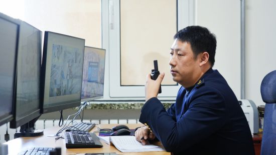 ��Ƶ�����Աʹ������Խ�����ʾ����Ա��ҵ��׼��