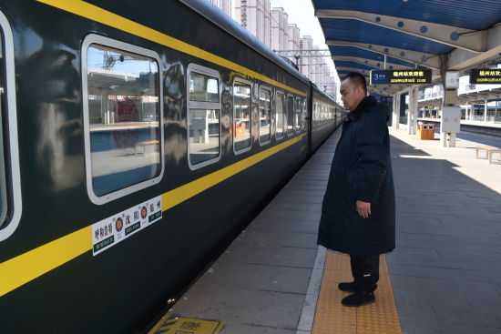 ͼ1���г��ո�ʻ��վ̨���ʼ�Ա��骾��Ѿ���վ̨�Ⱥ�ʼһ��Ĺ�����