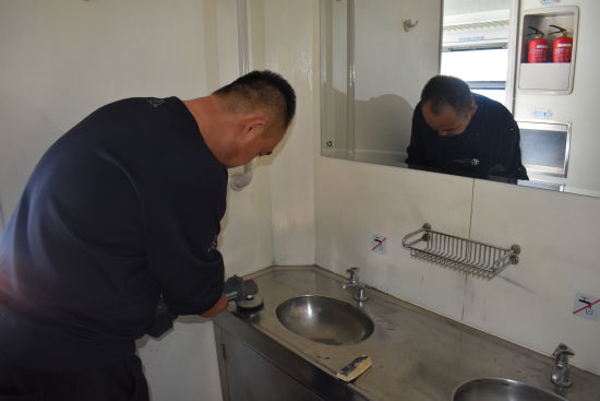 ͼ8��Ϊ���ÿʹ������õ����л�����ÿ�νӳ���骶����мƻ��Ķ԰׸ֲ������д�ĥ