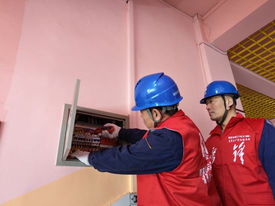 3��2�գ��������������������繫˾�׷湲����Ա����Ӱ���ѧУ����õ��豸��ʯ�� ��