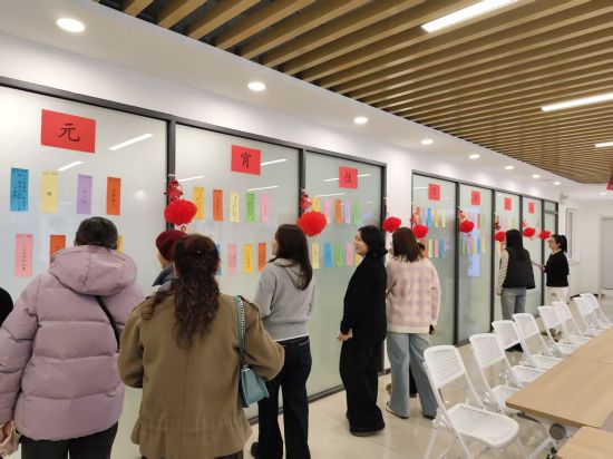 居民积极参与猜灯谜活动。 居民积极参与猜灯谜活动。