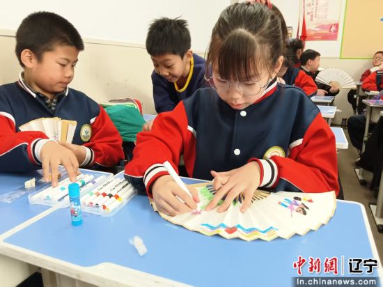 折扇作画、冥想放松――这堂“心灵成长课”让孩子们玩嗨了