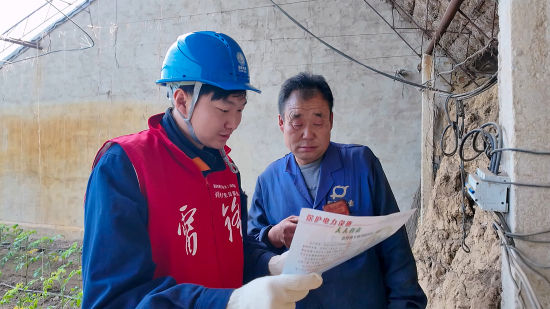 国网沈阳供电公司工作人员正在向种植户讲解用电安全知识。(王晨摄) 国网沈阳供电公司工作人员正在向种植户讲解用电安全知识。(王晨摄)