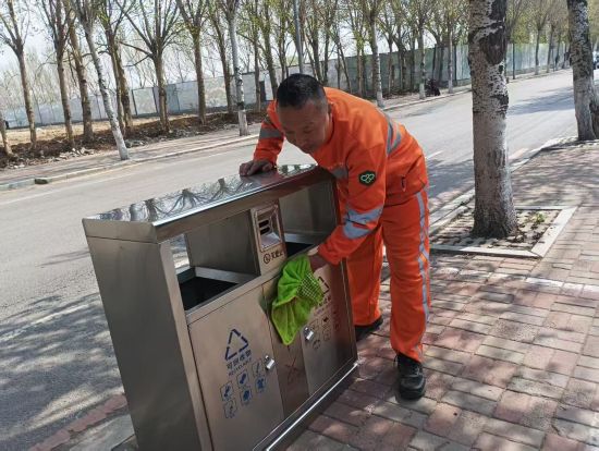 劳模王伟：扫帚为尺，丈量八年街巷坚守