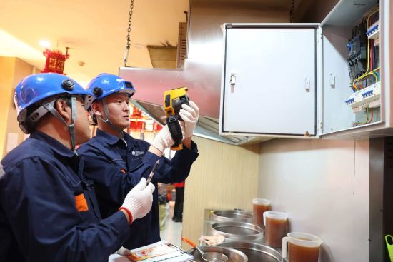 在大东副食品商场,国网沈阳供电公司用电检查人员对餐饮档口的用电设备进行安全排查。 在大东副食品商场,国网沈阳供电公司用电检查人员对餐饮档口的用电设备进行安全排查。