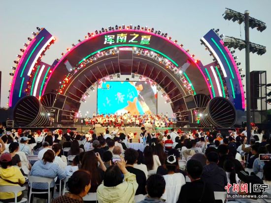 足球宝贝们带来的开场表演《夏野•舞动“足”够精彩》掀起了当晚活动第一波高潮。中新社记者赵桂华摄 足球宝贝们带来的开场表演《夏野•舞动“足”够精彩》掀起了当晚活动第一波高潮。中新社记者赵桂华摄