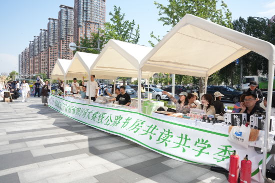 “2026辽宁省图书馆诗词大赛暨公路书房共读共学季”活动柜台。韩浩天 摄 “2026辽宁省图书馆诗词大赛暨公路书房共读共学季”活动柜台。韩浩天 摄