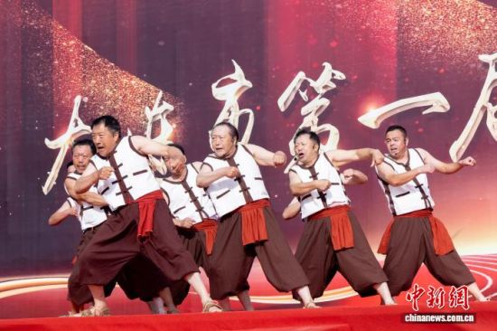 3月4日,大连长海号子在当地迎春会上的演出。 (刘玉来供图) 3月4日,大连长海号子在当地迎春会上的演出。 (刘玉来供图)