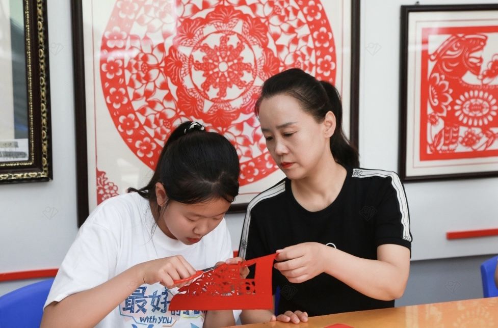 图为“非遗”传承人马晓东教学现场。刘振廷 覃文博摄 图为“非遗”传承人马晓东教学现场。刘振廷 覃文博摄