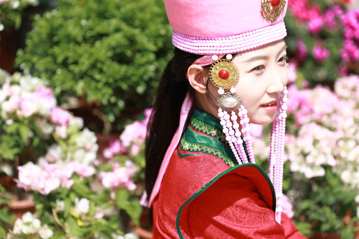 图为税务干部试穿蒙古勒津“非遗”服饰表演装。满大千 刘美辰摄 图为税务干部试穿蒙古勒津“非遗”服饰表演装。满大千 刘美辰摄
