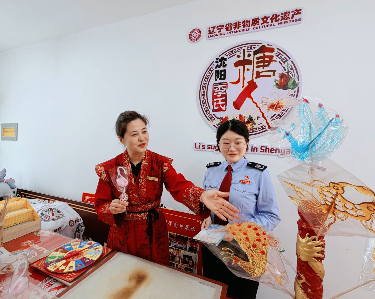 图为税务干部在李氏糖人门店调研,针对“东北超票根定点单位”的票根收入规范入账进行细致讲解,助力“非遗”工坊迈上合规经营轨道。韩松君摄 图为税务干部在李氏糖人门店调研,针对“东北超票根定点单位”的票根收入规范入账进行细致讲解,助力“非遗”工坊迈上合规经营轨道。韩松君摄
