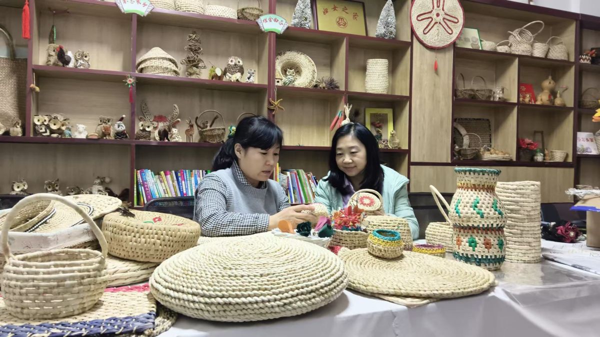 图为南芬草编带头人尚春玲(左)辅导草编工艺。姜姝摄 图为南芬草编带头人尚春玲(左)辅导草编工艺。姜姝摄
