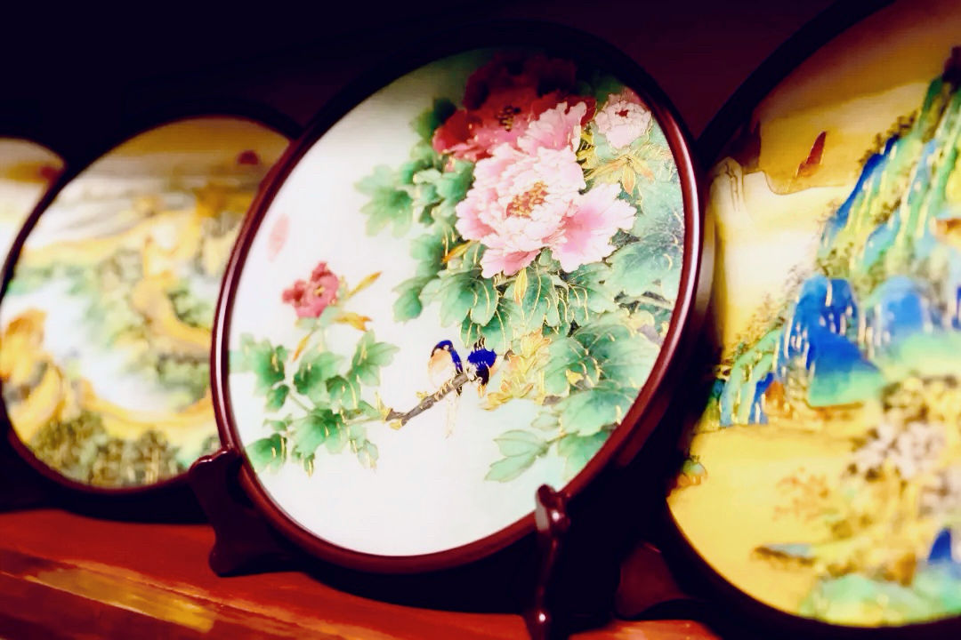 图为凤城景泰蓝珀晶画《花开富贵》。 刘晶涛摄 图为凤城景泰蓝珀晶画《花开富贵》。 刘晶涛摄