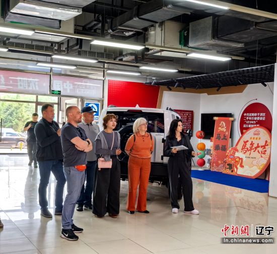 与会嘉宾参观红旗台二手车集聚区。于洪区委宣传部供图 与会嘉宾参观红旗台二手车集聚区。于洪区委宣传部供图