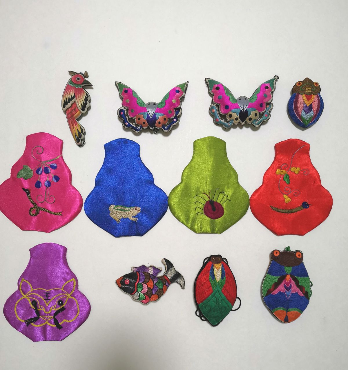 沈阳满族刺绣作品《葫芦香包》等。 桮小丽供图 沈阳满族刺绣作品《葫芦香包》等。 桮小丽供图