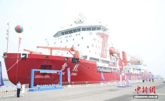 7月3日,中国第16次北冰洋考察在辽宁大连启航。图为“雪龙”号停靠大连码头。杨毅 摄 7月3日,中国第16次北冰洋考察在辽宁大连启航。图为“雪龙”号停靠大连码头。杨毅 摄