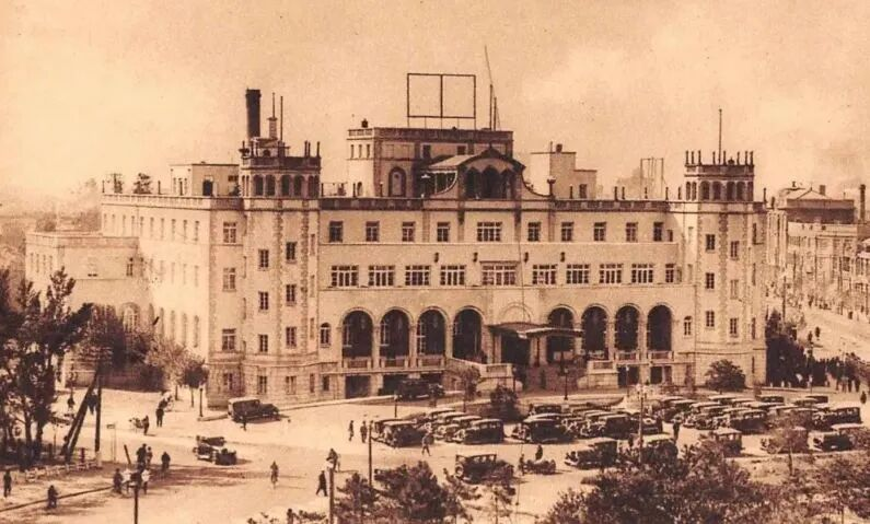 20世纪40年代的平安广场和平安座(1948年11月沈阳解放后,“平安座”更名为“宏大电影院”,今沈阳市文化宫) 20世纪40年代的平安广场和平安座(1948年11月沈阳解放后,“平安座”更名为“宏大电影院”,今沈阳市文化宫)