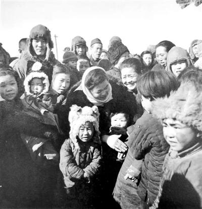 (1949年2月初,民主人士到沈阳郊区感受土改后的变化,走访农户和老乡聊天。 周海婴摄) (1949年2月初,民主人士到沈阳郊区感受土改后的变化,走访农户和老乡聊天。 周海婴摄)