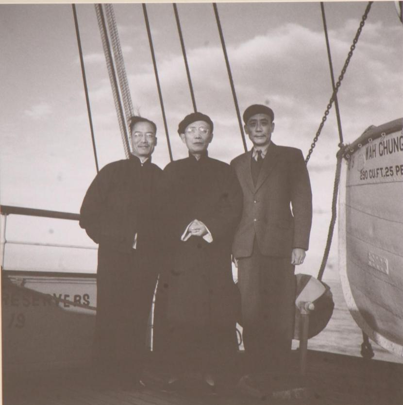 1948年11月25日,侯外庐(右)、郭沫若(中)、沈志远(左)在“华中号”上合影(周海婴摄) 1948年11月25日,侯外庐(右)、郭沫若(中)、沈志远(左)在“华中号”上合影(周海婴摄)