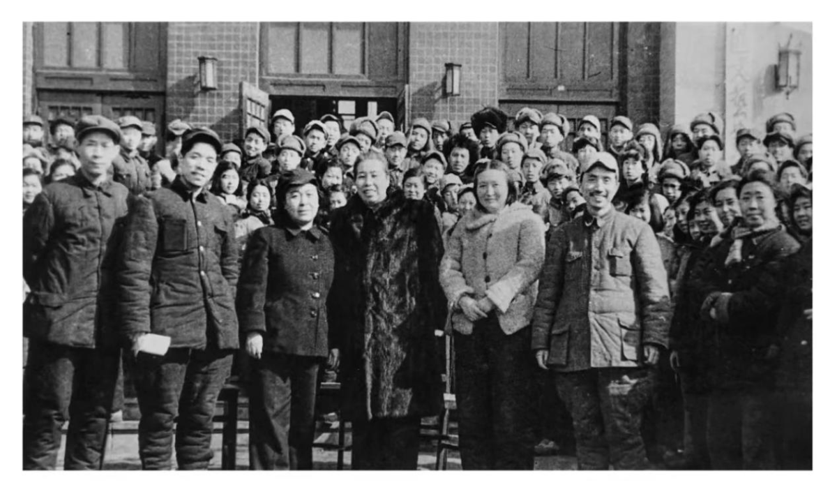 许广平(前排左四)与鲁迅文艺学院师生合影,周海婴摄 许广平(前排左四)与鲁迅文艺学院师生合影,周海婴摄