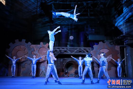 工博剧场首秀启幕 杂技演绎沈阳工业报国魂