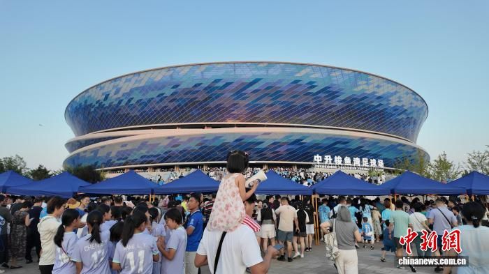 图为8月1日的梭鱼湾足球场。潘攀 摄 图为8月1日的梭鱼湾足球场。潘攀 摄
